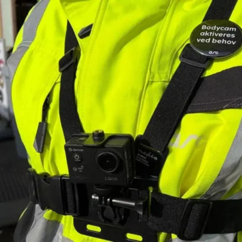 Trafikmedarbejder i gul vest med bodycam, der dokumenterer en situation